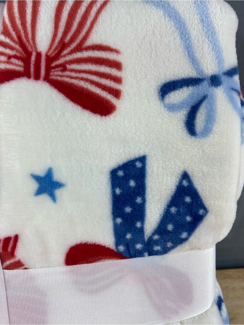Member’s Mark Red & Blue Bow Star Lounge Throw 60” x 70” Blanket - Brand New